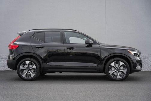 2025 Volvo XC40 B5 Plus Dark Theme