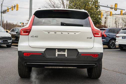 2026 Volvo XC40 Ultra, B5 AWD Gas (mild hybrid), Dark