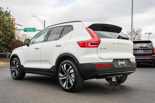 2026 Volvo XC40 Ultra, B5 AWD Gas (mild hybrid), Dark