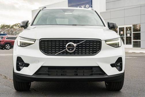2026 Volvo XC40 Ultra, B5 AWD Gas (mild hybrid), Dark