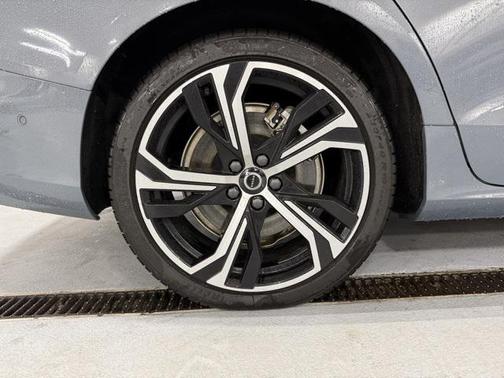 2023 Volvo S60 Recharge Plug-In Hybrid T8 Plus Dark Theme