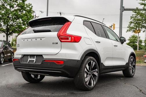 2025 Volvo XC40 B5 Ultra Dark Theme