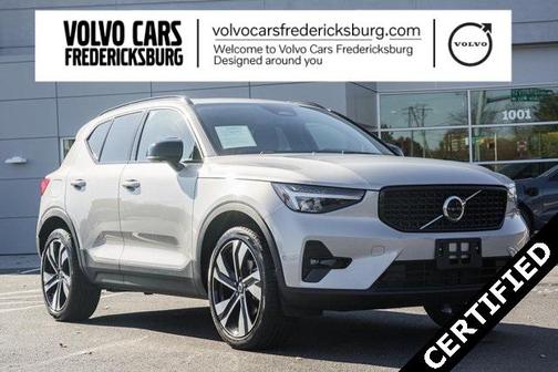 2025 Volvo XC40 B5 Plus Dark Theme