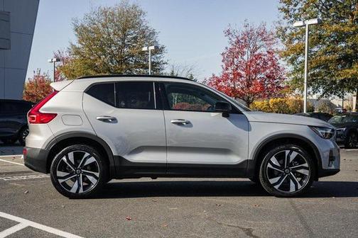 2025 Volvo XC40 B5 Plus Dark Theme