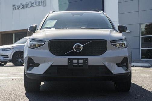 2025 Volvo XC40 B5 Plus Dark Theme