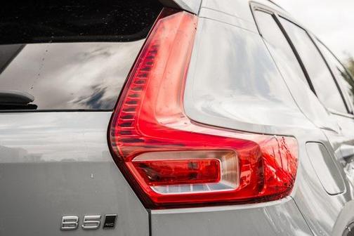 2025 Volvo XC40 B5 Ultra Dark Theme