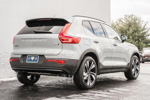 2025 Volvo XC40 B5 Ultra Dark Theme