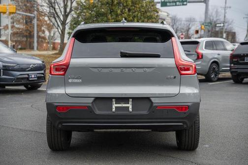 2026 Volvo XC40 Ultra, B5 AWD Gas (mild hybrid), Dark