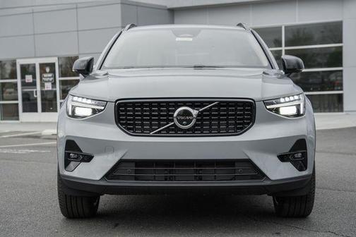 2026 Volvo XC40 Ultra, B5 AWD Gas (mild hybrid), Dark