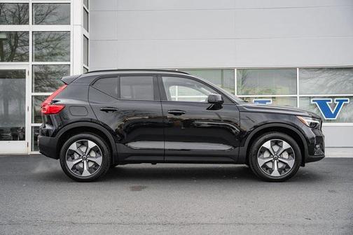 2025 Volvo XC40 B5 Plus Dark Theme