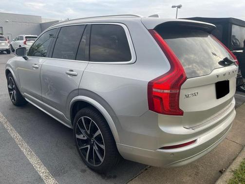 2022 Volvo XC90 T6 Momentum