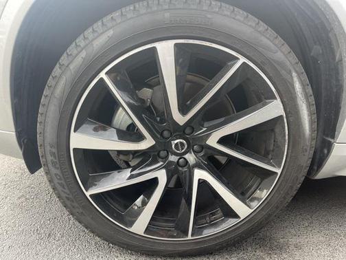 2022 Volvo XC90 T6 Momentum