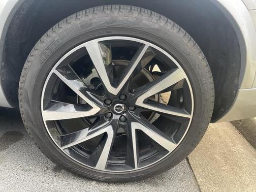 2022 Volvo XC90 T6 Momentum