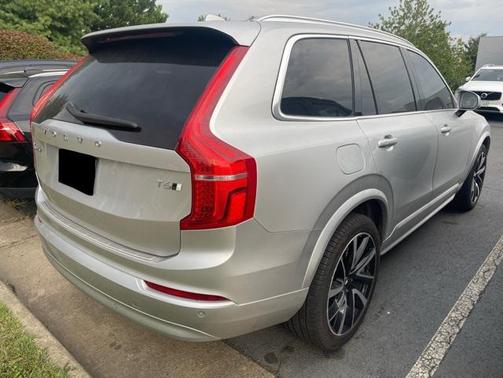 2022 Volvo XC90 T6 Momentum