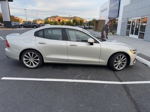 2021 Volvo S60 T5 Momentum