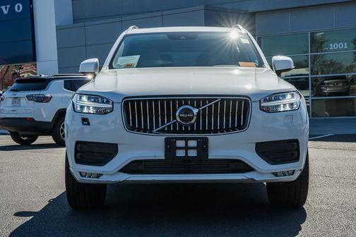 Crystal White Metallic 2022 Volvo XC90 T6 Momentum