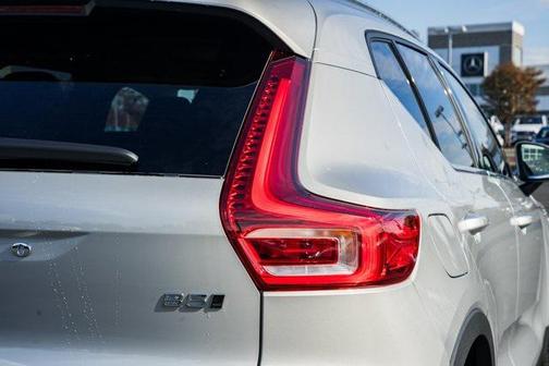 2025 Volvo XC40 B5 Ultra Bright Theme