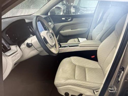 2024 Volvo XC90 B6 Plus Bright Theme 6-Seater