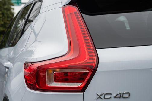 2026 Volvo XC40 Plus, B5 AWD Gas (mild hybrid), Dark