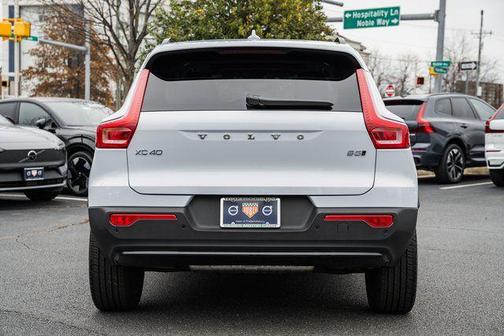 2026 Volvo XC40 Plus, B5 AWD Gas (mild hybrid), Dark