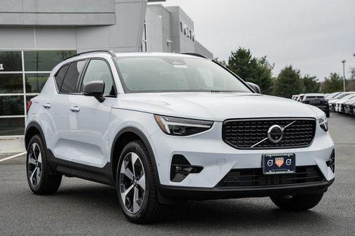 2026 Volvo XC40 Plus, B5 AWD Gas (mild hybrid), Dark