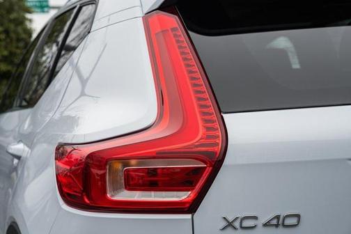 2026 Volvo XC40 Plus, B5 AWD Gas (mild hybrid), Dark