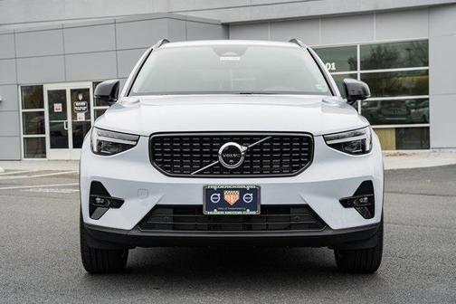 2026 Volvo XC40 Plus, B5 AWD Gas (mild hybrid), Dark