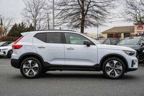 2026 Volvo XC40 Plus, B5 AWD Gas (mild hybrid), Dark