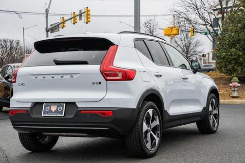 2026 Volvo XC40 Plus, B5 AWD Gas (mild hybrid), Dark