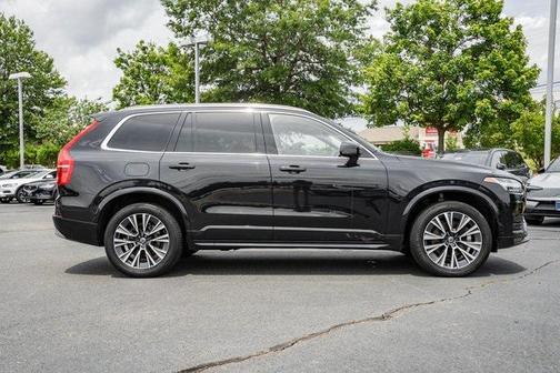 2022 Volvo XC90 T5 Momentum