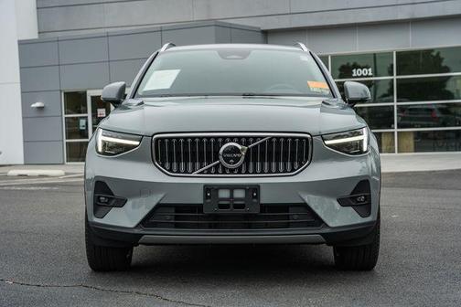 Vapor Grey Metallic 2024 Volvo XC40 B5 Plus Bright Theme