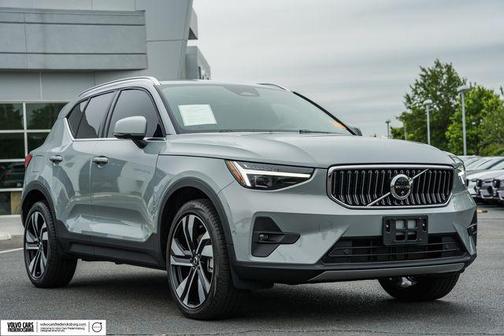 Vapor Grey Metallic 2024 Volvo XC40 B5 Plus Bright Theme