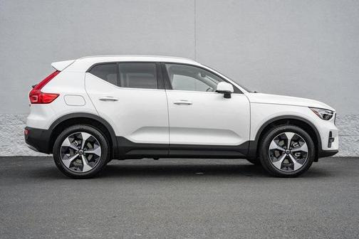 2025 Volvo XC40 B5 Plus Bright Theme
