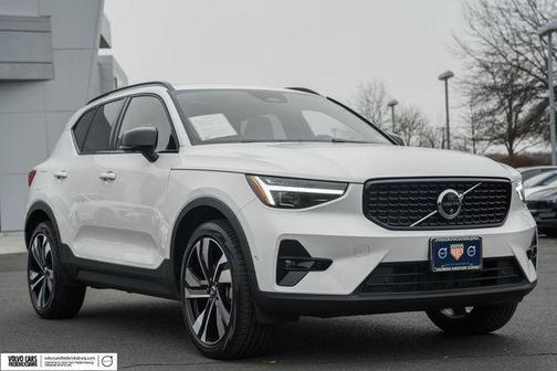 2024 Volvo XC40 B5 Ultimate Dark Theme