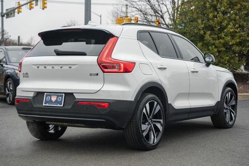2024 Volvo XC40 B5 Ultimate Dark Theme