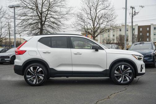 2024 Volvo XC40 B5 Ultimate Dark Theme