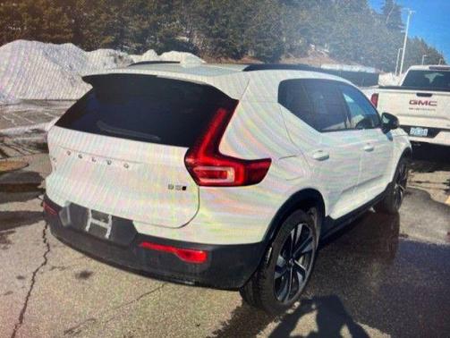 2024 Volvo XC40 B5 Ultimate Dark Theme