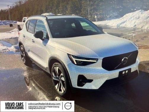 2024 Volvo XC40 B5 Ultimate Dark Theme