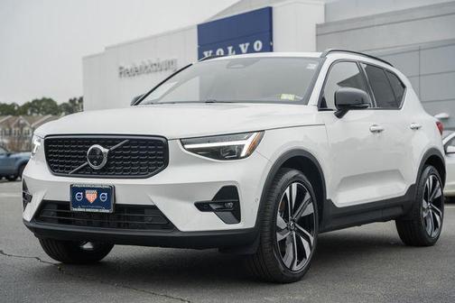 2024 Volvo XC40 B5 Ultimate Dark Theme
