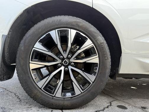 2024 Volvo XC60 B5 Plus Dark Theme