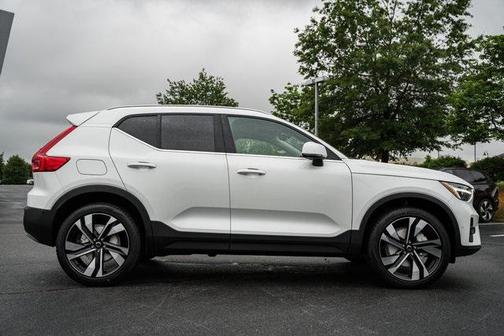 2025 Volvo XC40 B5 Ultra Bright Theme