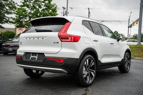 2025 Volvo XC40 B5 Ultra Bright Theme