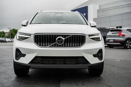 2025 Volvo XC40 B5 Ultra Bright Theme