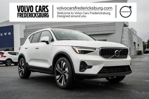2025 Volvo XC40 B5 Ultra Bright Theme