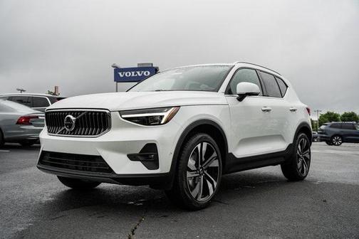 2025 Volvo XC40 B5 Ultra Bright Theme