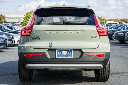 2025 Volvo XC40 B5 Core Bright Theme