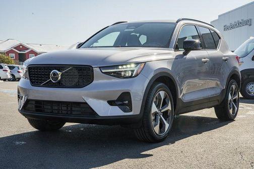 2026 Volvo XC40 Plus, B5 AWD Gas (mild hybrid), Dark
