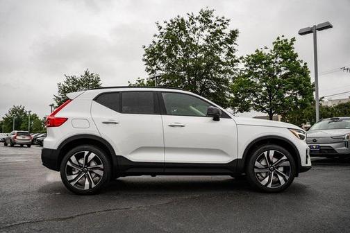 2025 Volvo XC40 B5 Ultra Dark Theme