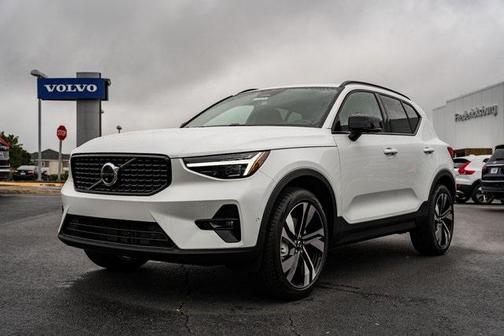 2025 Volvo XC40 B5 Ultra Dark Theme