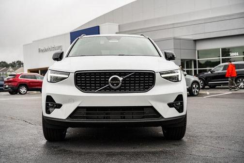 2025 Volvo XC40 B5 Ultra Dark Theme